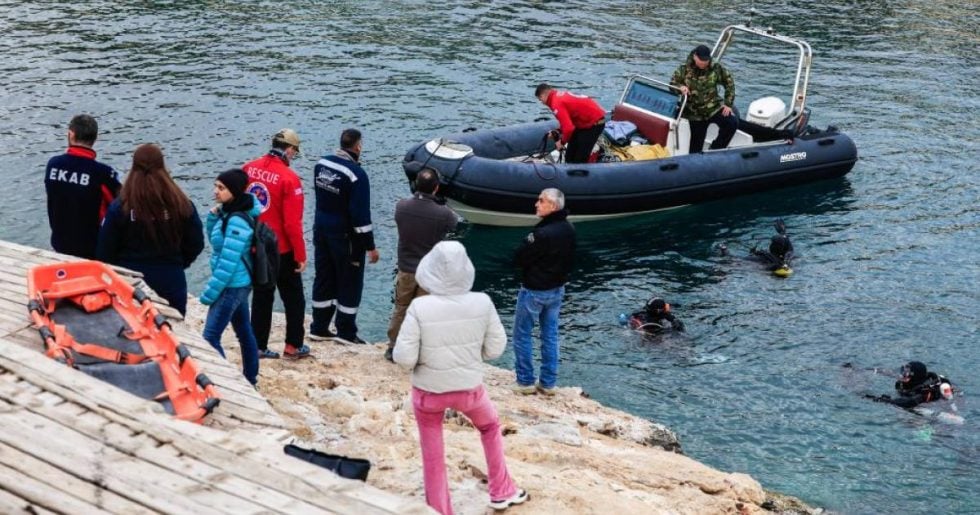 Βουλιαγμένη: Συνεχίζεται το θρίλερ με τον αγνοούμενο δύτη - Πού επικεντρώνονται οι έρευνες [βίντεο]